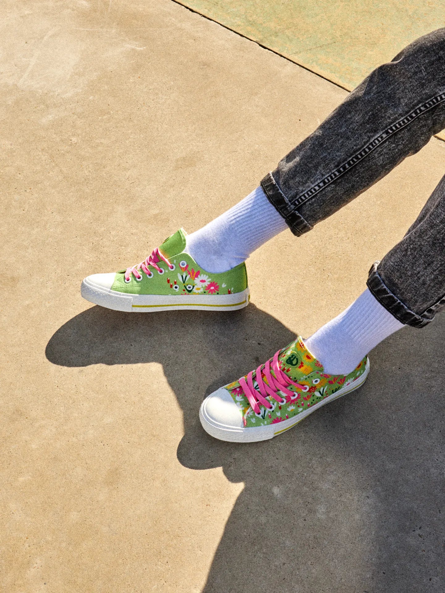 canvas-shoes-flower-garden-2b/2b7937688f91636ded15e67bceb96e1a780c4b58