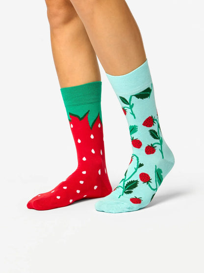 bamboo-regular-socks-little-strawberries-02-64/64e7190ecae86f52bba5b9419d4f3f0a1457ebff